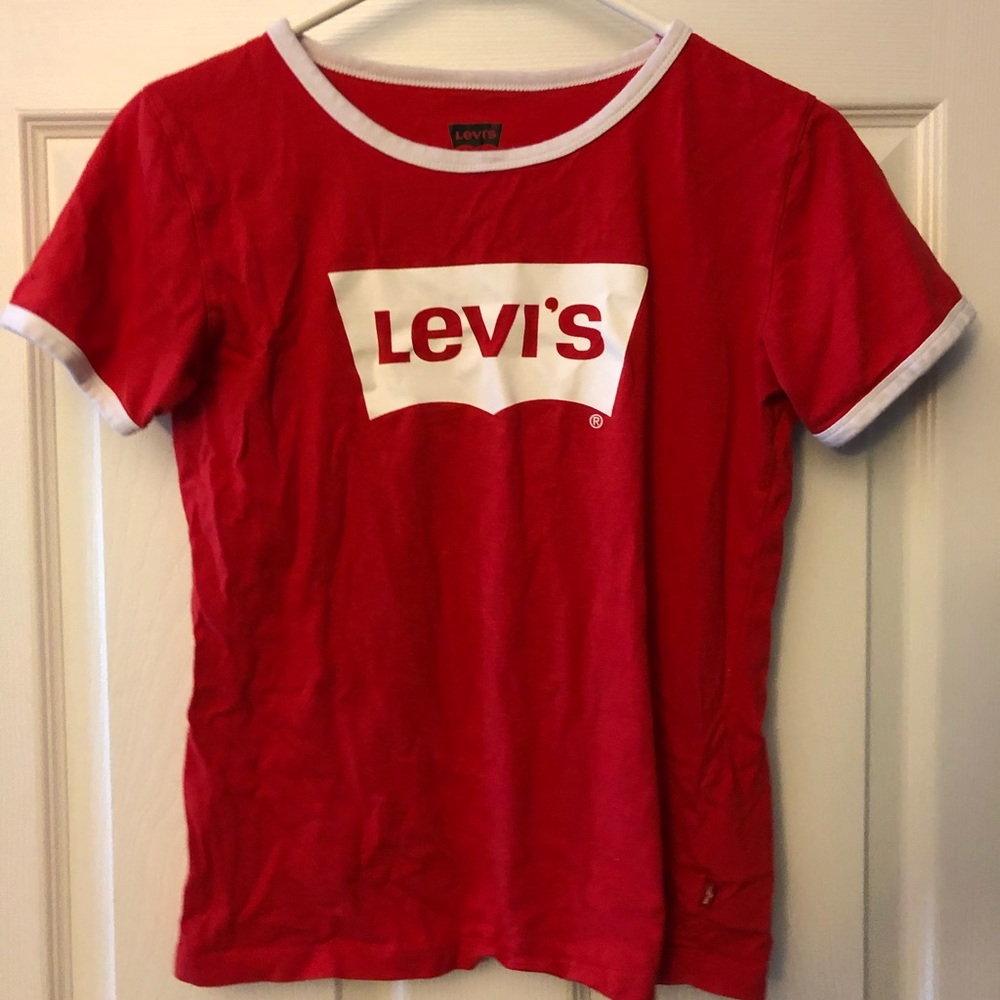 red levi’s tee :)